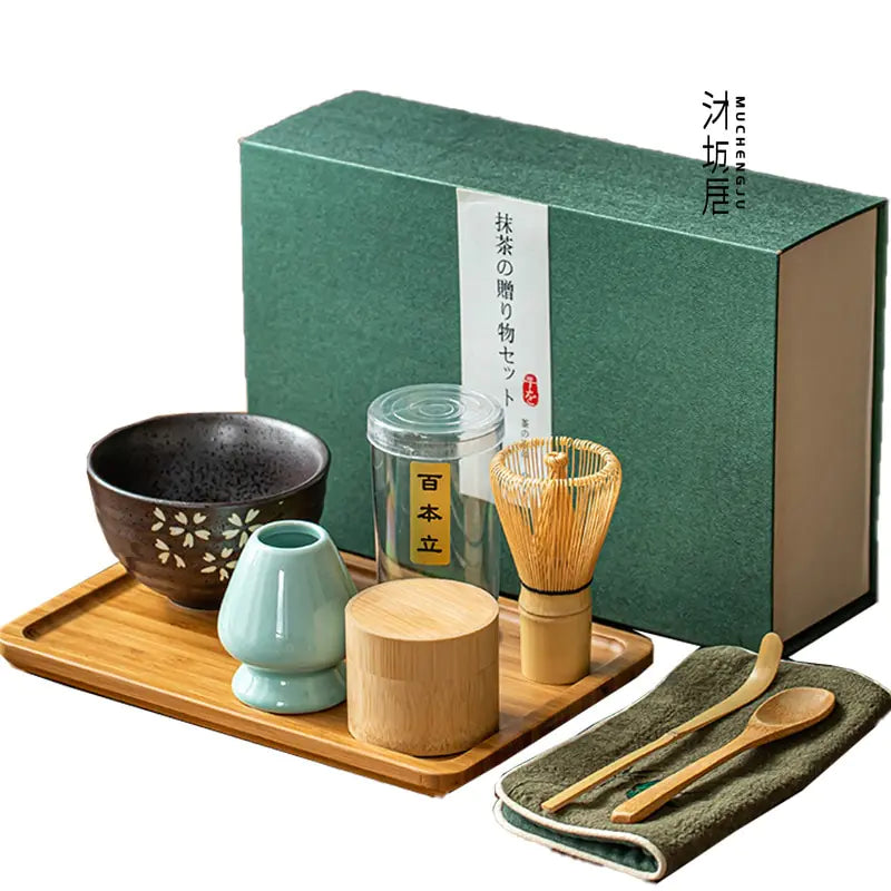 Poudre de thé matcha vert dans un bol chawan, prête pour un rituel de bien-être japonais.