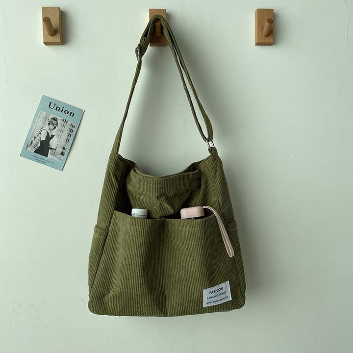 Sac bandoulière femme en velours côtelé brun, look rétro chic, pratique et spacieux.