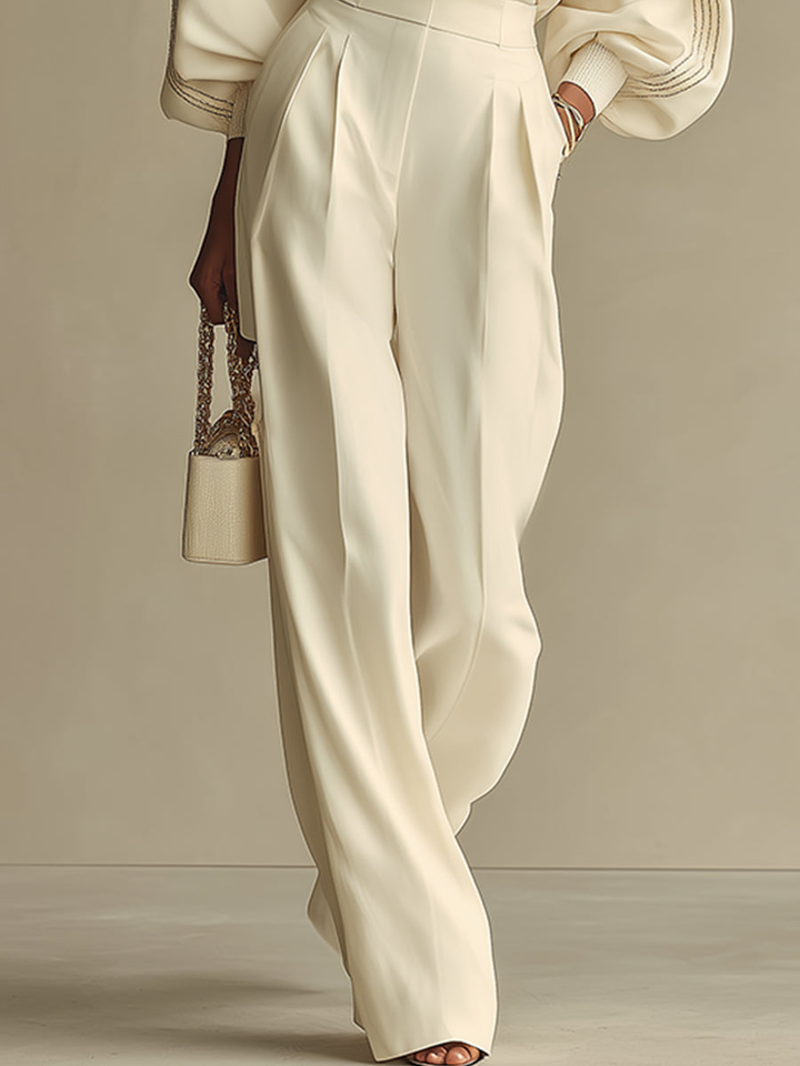 Ensemble tricot côtelé écru pour femme, matière douce et confortable. Un choix élégant pour la mode automne/hiver.