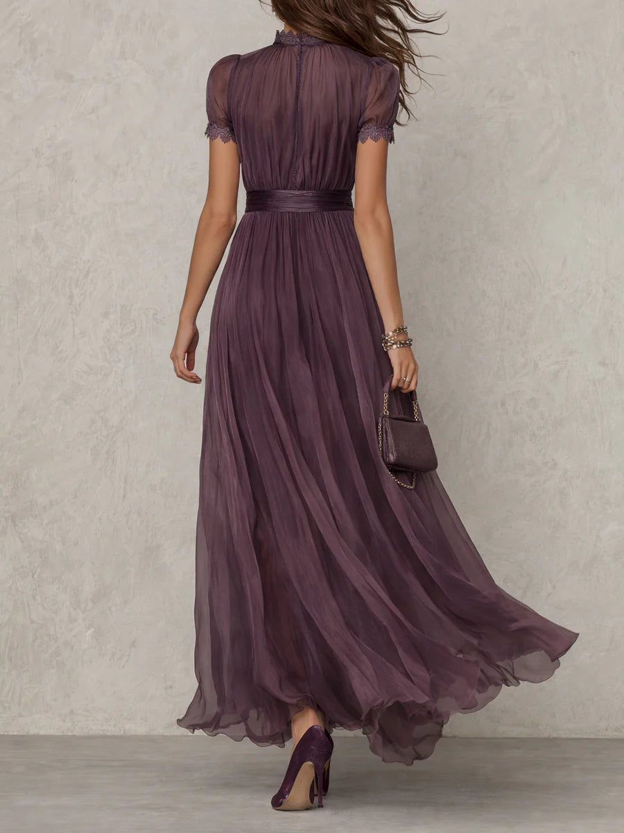 Robe de soirée longue femme élégante et fluide, style vintage, avec col goutte et applications dentelle chic.