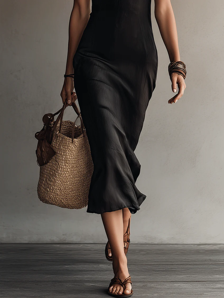 Silhouette élégante de la robe midi noire femme, avec dentelle et décolleté V, idéale pour printemps/été.