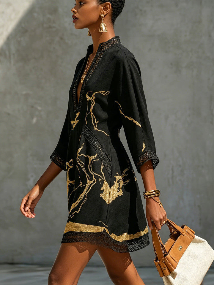 Mini-robe élégante noire pour femme avec motif marbre doré et délicate dentelle. Parfaite pour une soirée ou les vacances d'été.