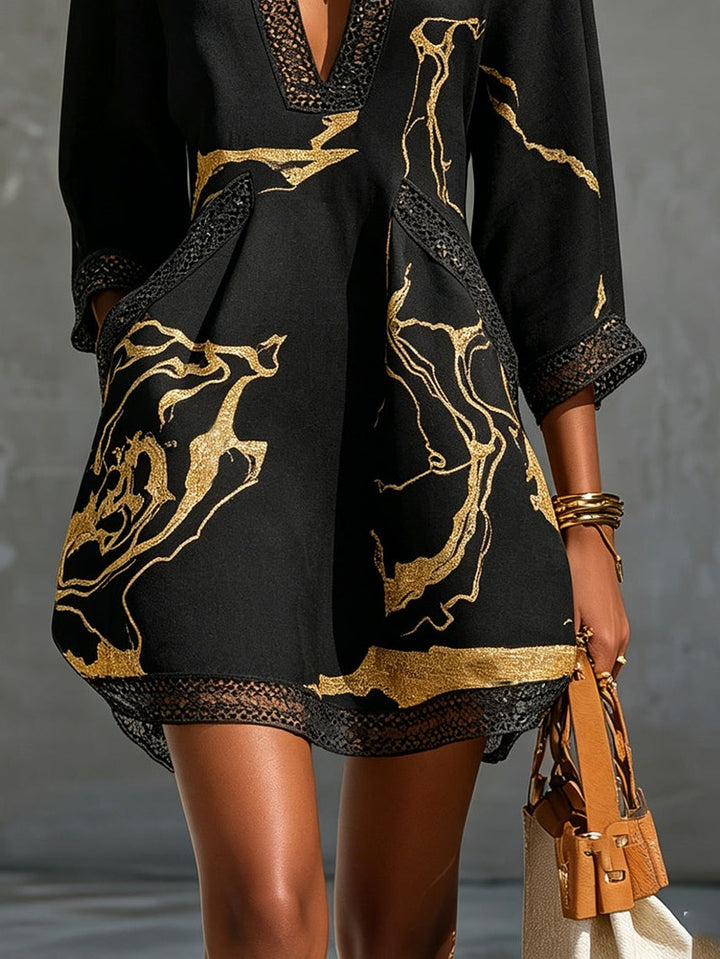 Robe mini noire en polyester, imprimé marbre doré et dentelle raffinée. Coupe féminine élégante pour soirées et occasions.