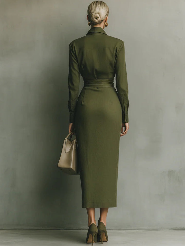 Robe enveloppante cintrée pour femme, verte, alliant élégance et confort, idéale bureau ou soirée décontractée.