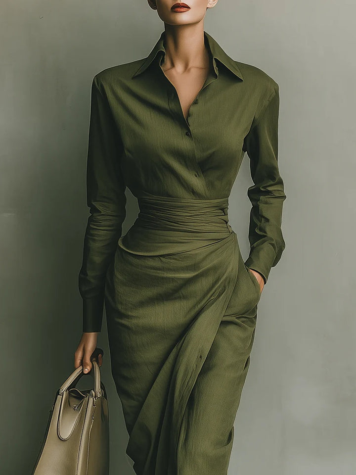 Mode féminine: Robe cintrée élégante à coupe enveloppante, idéale pour un style raffiné et décontracté.