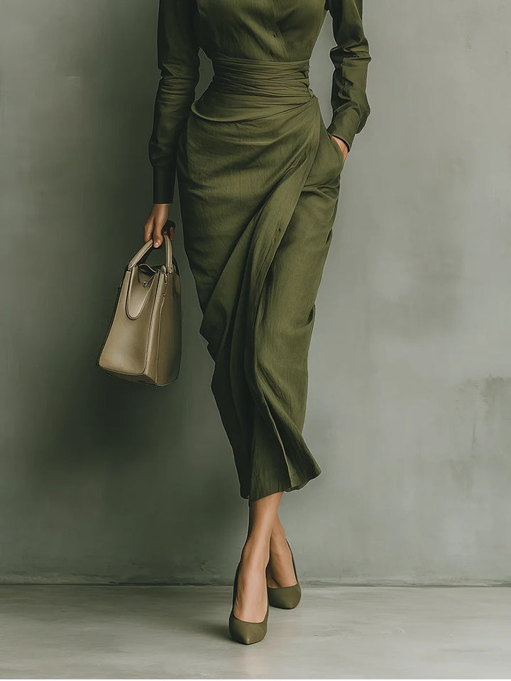 Robe femme élégante et chic, coupe enveloppante cintrée, style raffiné, adaptée à toutes les saisons.