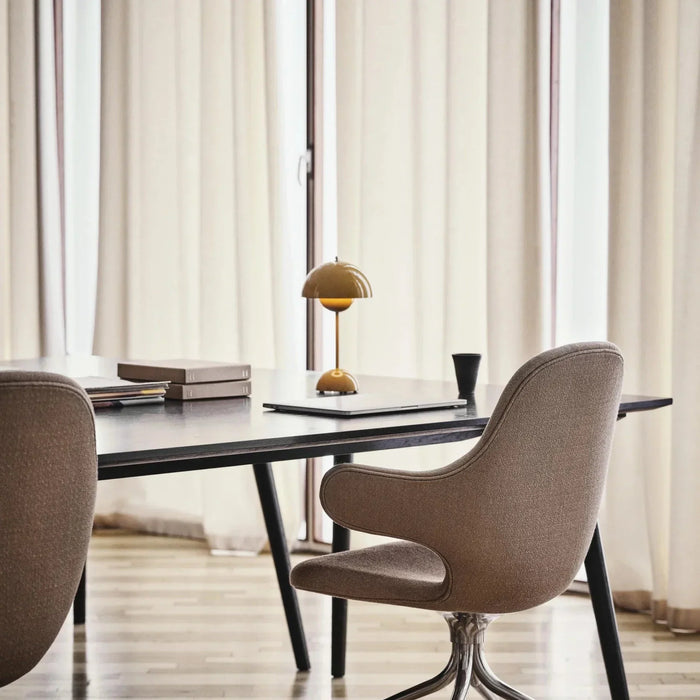 Lampe de table LED Aurora, touche design pour salon moderne, éclairage d'ambiance chaleureux.
