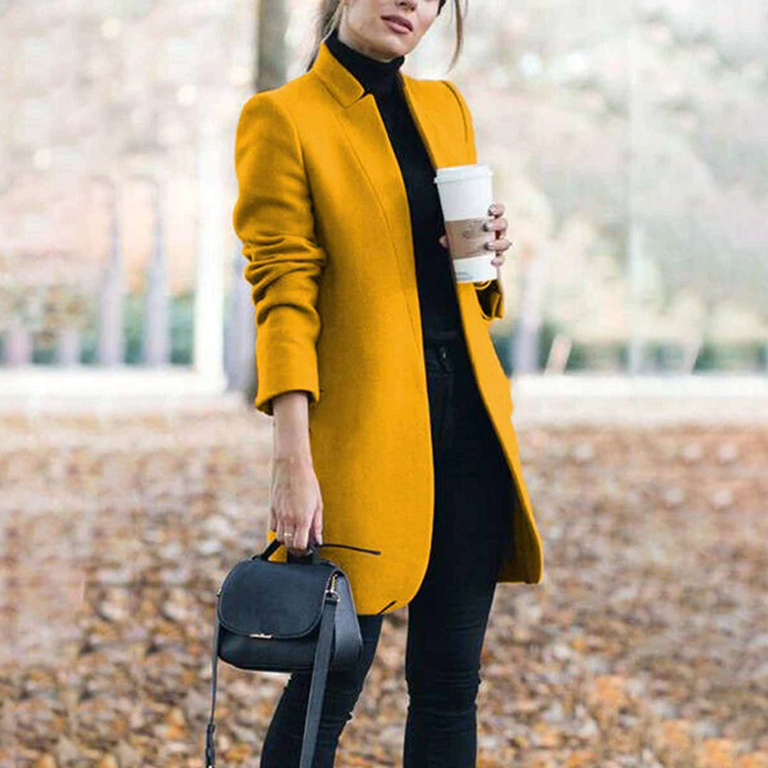 Blazer long femme Aurore pour une tenue décontractée chic. Veste moderne et élégante, parfaite pour style polyvalent.