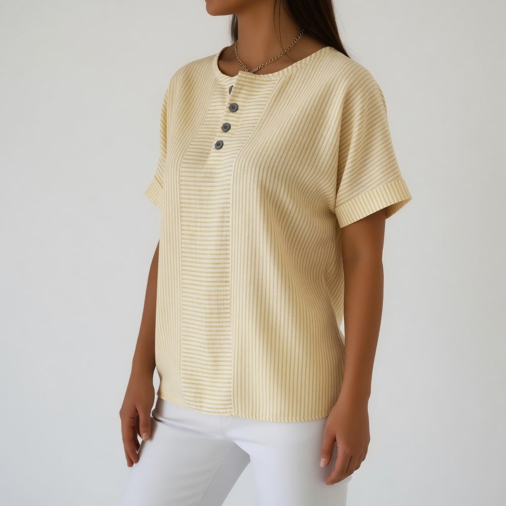 Zoom sur un chemisier en lin pour femme, motif rayé subtil, texture respirante, confort estival garanti.