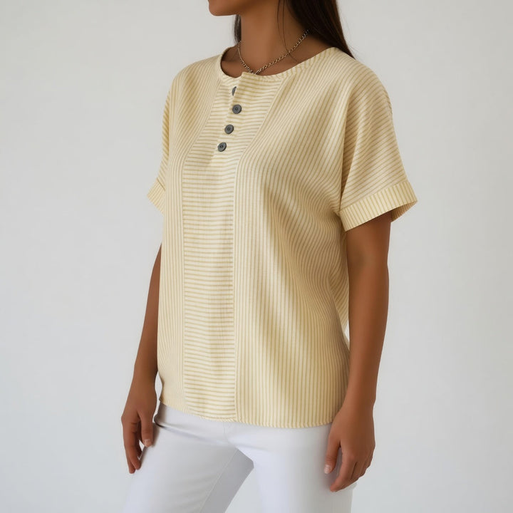 Zoom sur un chemisier en lin pour femme, motif rayé subtil, texture respirante, confort estival garanti.