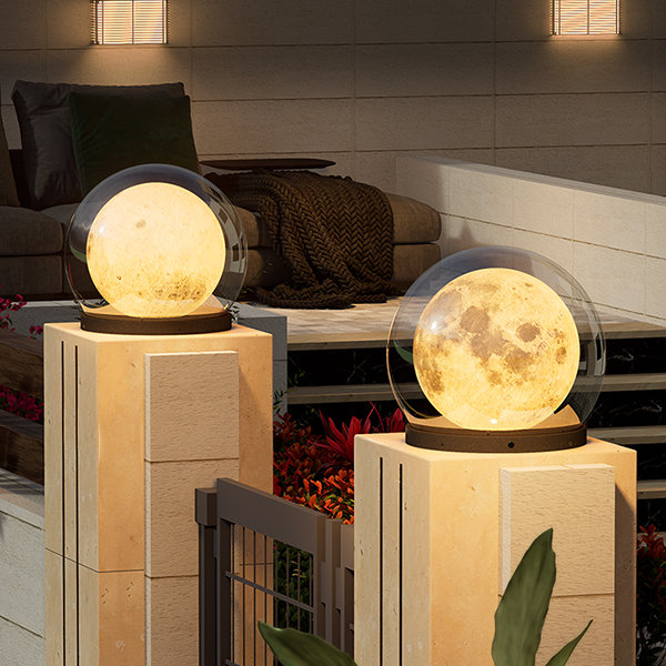 Lumière lune extérieure polyvalente, idéale pour éclairer les jardins, terrasses et allées.