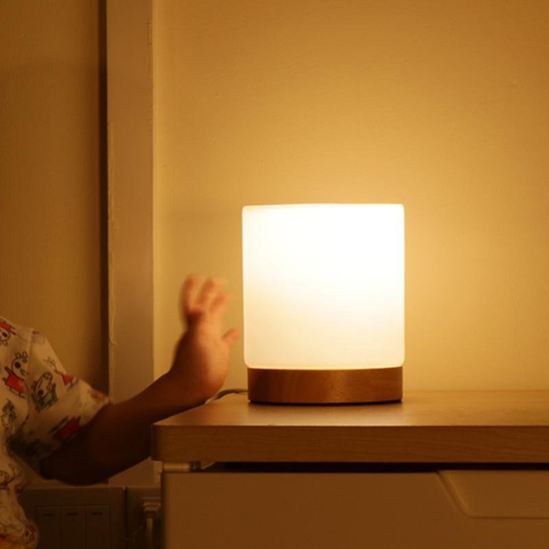 Élégante lampe de table en verre, éclairage LED d'ambiance 360°, design moderne, parfaite pour tout intérieur.
