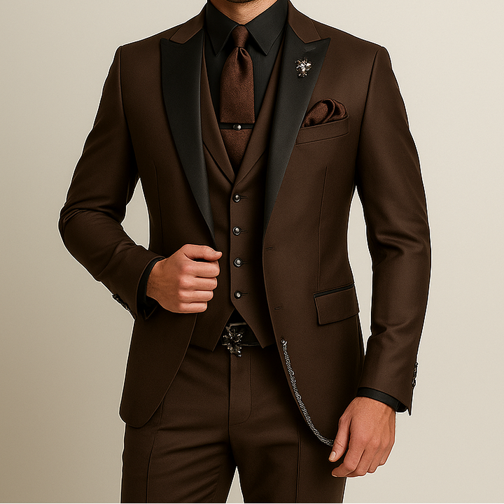 Ensemble costume homme 3 pièces bordeaux. Style sophistiqué pour mariage, réceptions formelles.