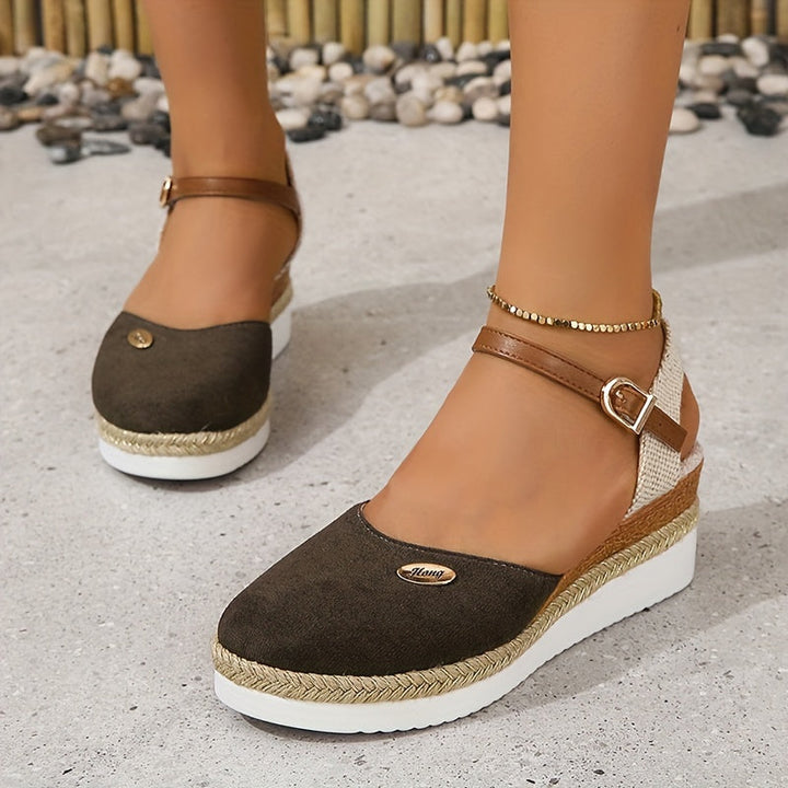 Sandales femme bout fermé compensées, chaussures d'été confortables et élégantes pour la ville.