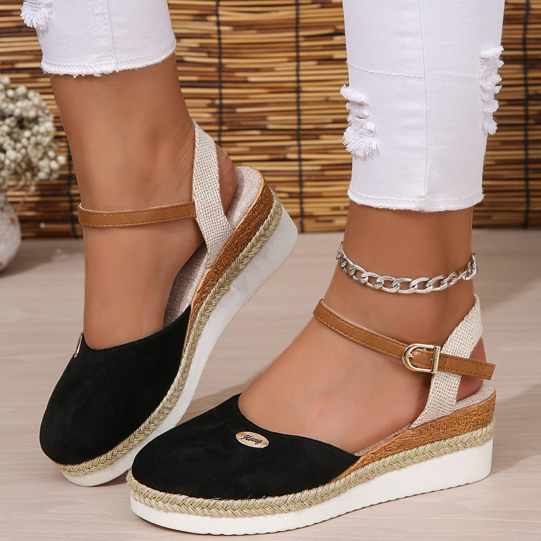 Vue arrière des sandales compensées femme, talon stable et design chic pour l'été.