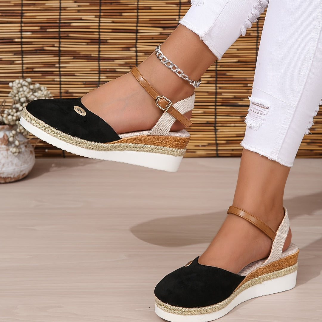 Sandales compensées femme bout fermé, un essentiel mode pour l'été, élégantes et confortables.