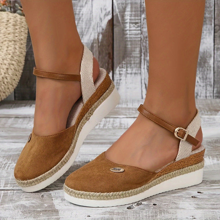 Chic assuré avec ces sandales compensées femme à bout fermé, parfaites pour la mode estivale.