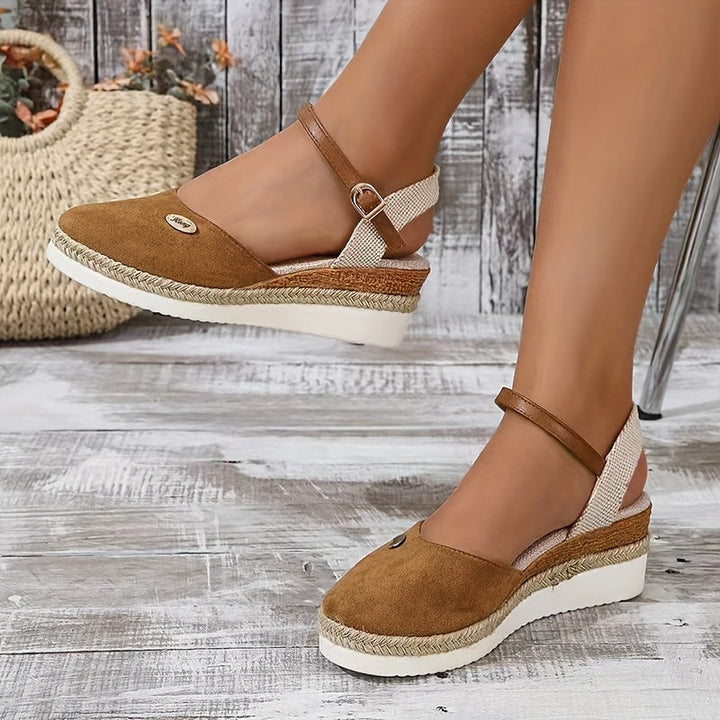 Chaussures d'été femme : sandales compensées à bout fermé, polyvalentes, chic et très confortables.