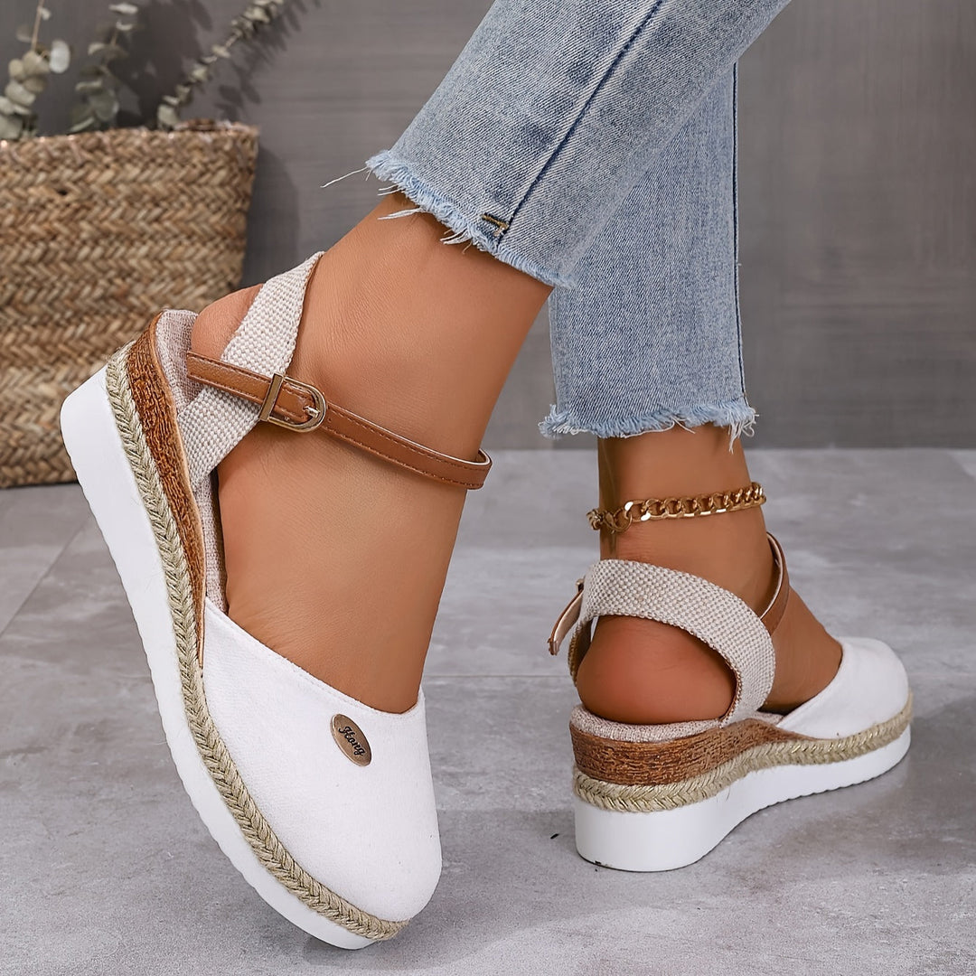 Détail du bout fermé de ces sandales compensées femme confortables, idéales pour la ville.