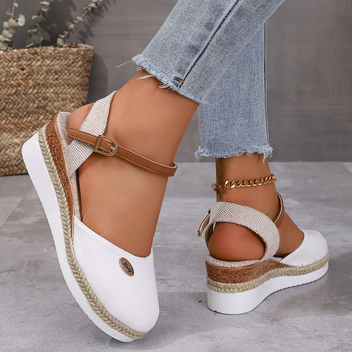 Détail du bout fermé de ces sandales compensées femme confortables, idéales pour la ville.