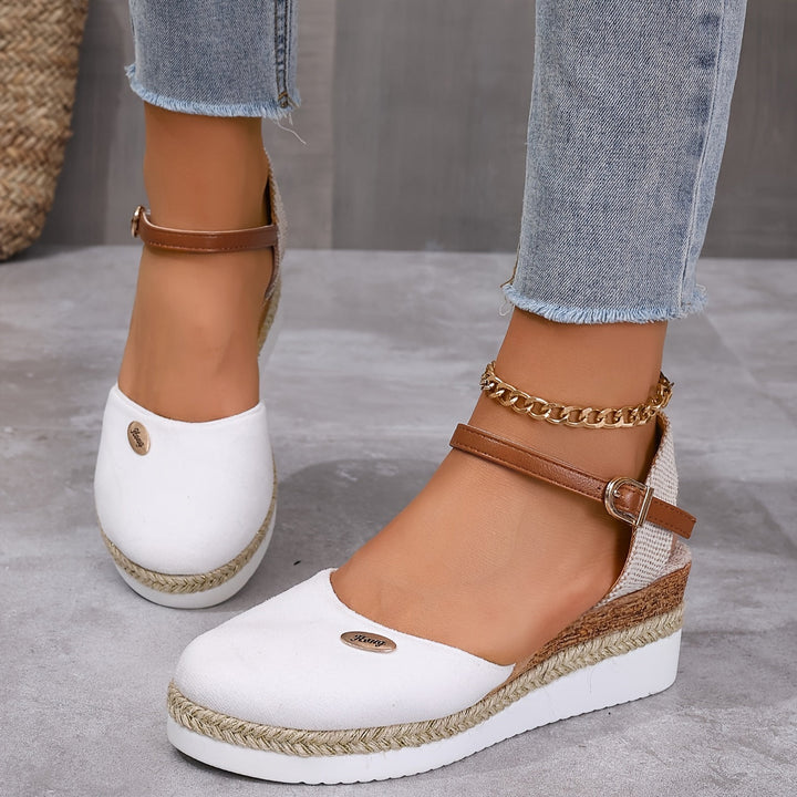Sandales femme à bout fermé et talon compensé, alliant chic, confort et style d'été.
