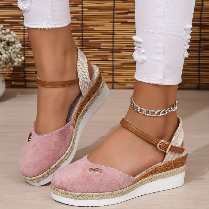 Chaussures femme mode : sandales compensées confortables, bout fermé, parfaites pour l'été.