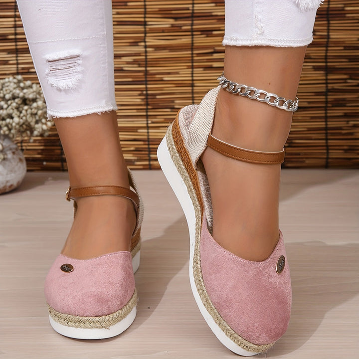 Sandales compensées femme bout fermé pour un style estival chic et un confort optimal en ville.