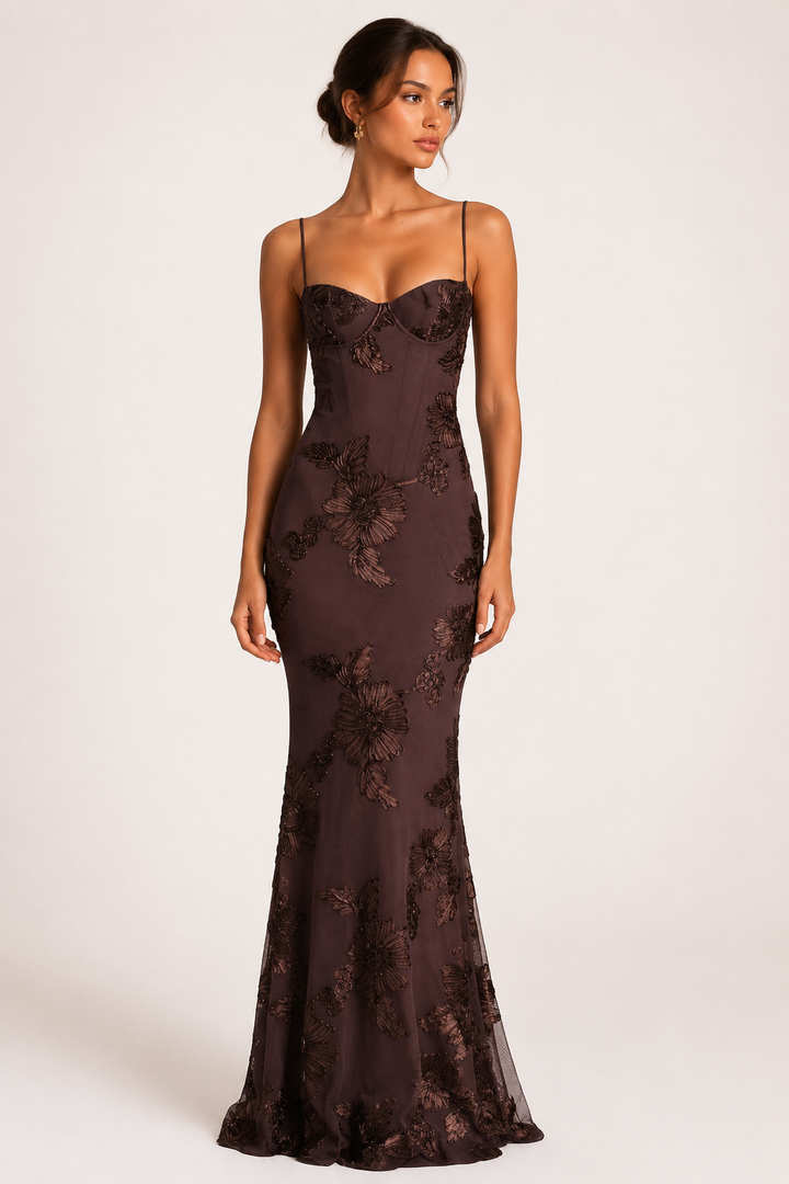 Robe longue chic femme, couleur brune, bustier effet corset et somptueuses broderies florales. Tenue élégante pour occasions.