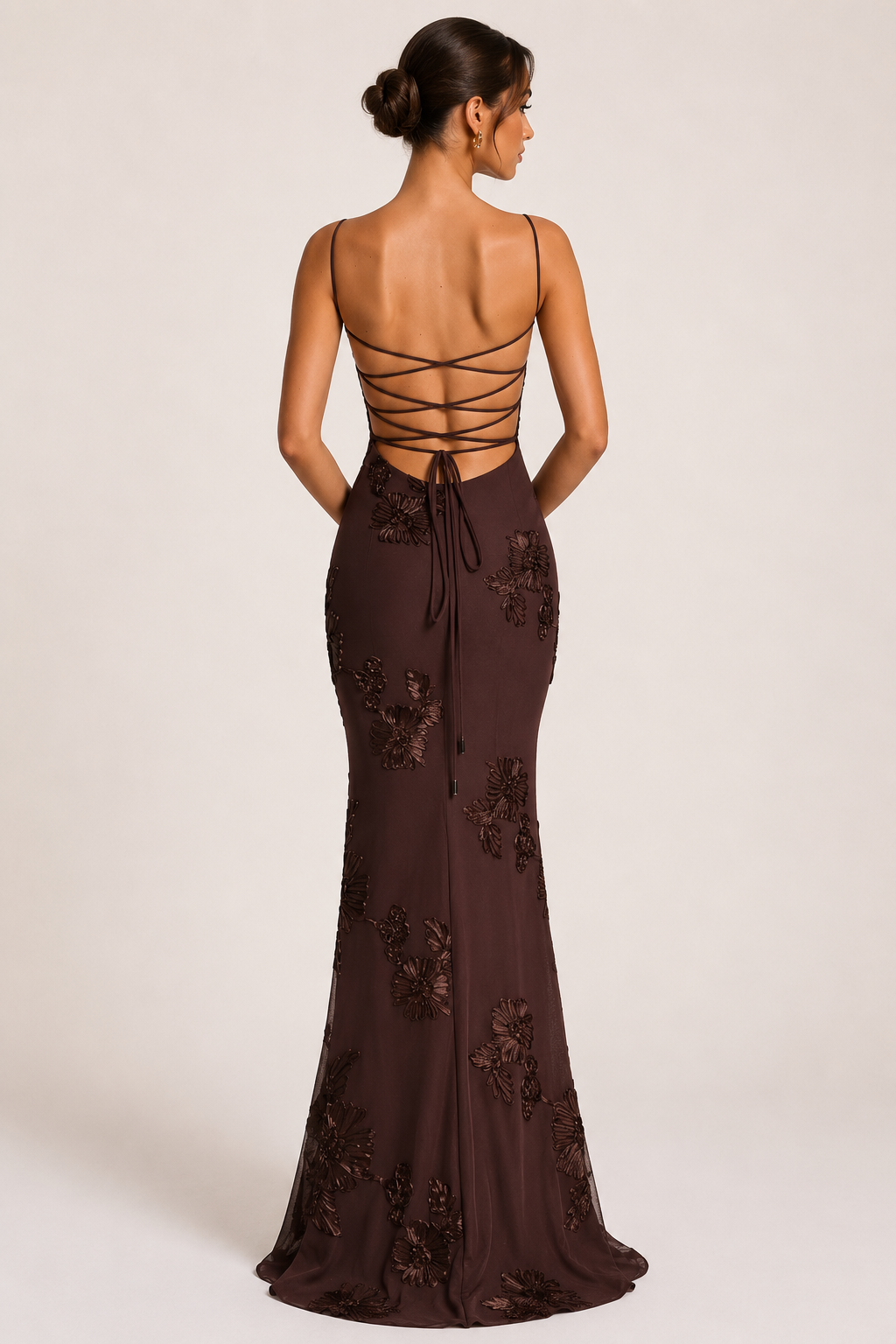 Magnifique robe de soirée longue brune pour femme, avec corset structuré et broderies florales. Idéale mariage ou gala.