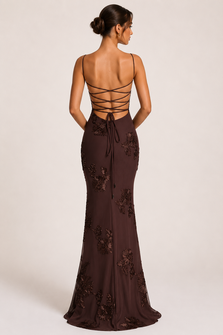 Magnifique robe de soirée longue brune pour femme, avec corset structuré et broderies florales. Idéale mariage ou gala.