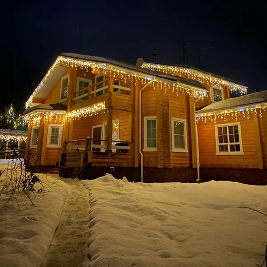 Rideaux lumineux LED blanc chaud scintillants pour décoration intérieure ou extérieure, créant une ambiance festive.