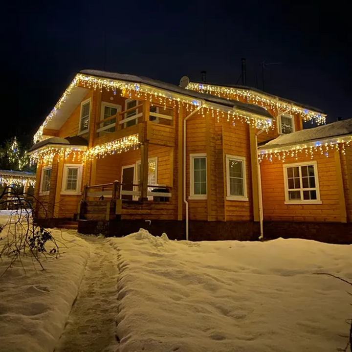 Rideaux lumineux LED blanc chaud scintillants pour décoration intérieure ou extérieure, créant une ambiance festive.