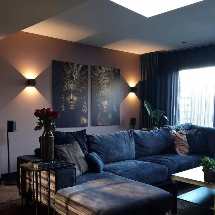 Applique murale LED intérieure, design moderne en aluminium, lumière chaude réglable pour couloir ou salon.