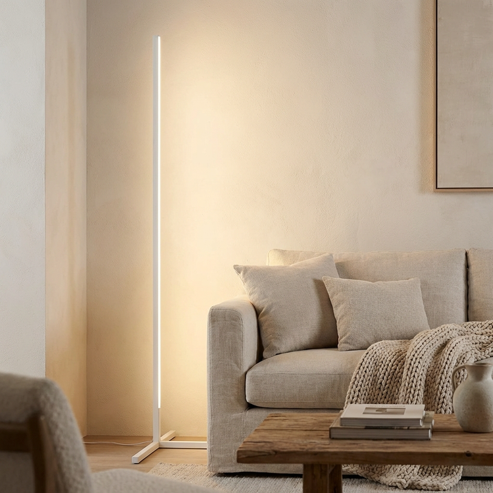 Lampadaire LED vertical minimaliste pour salon, éclairage intelligent, design élégant et peu encombrant.