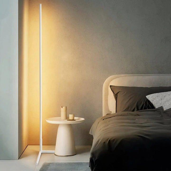Lampadaire LED moderne et intelligent avec design slim, assure un éclairage d'ambiance économe en énergie au salon.
