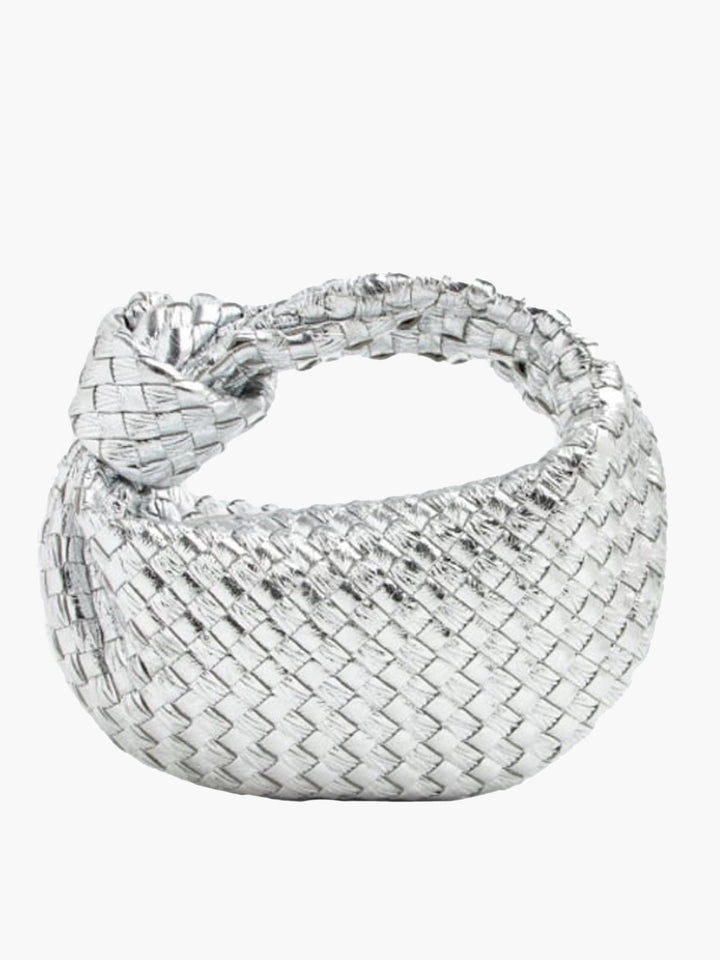 Sac pochette tressé, porté main. Accessoire mode indispensable pour un look sophistiqué et chic.