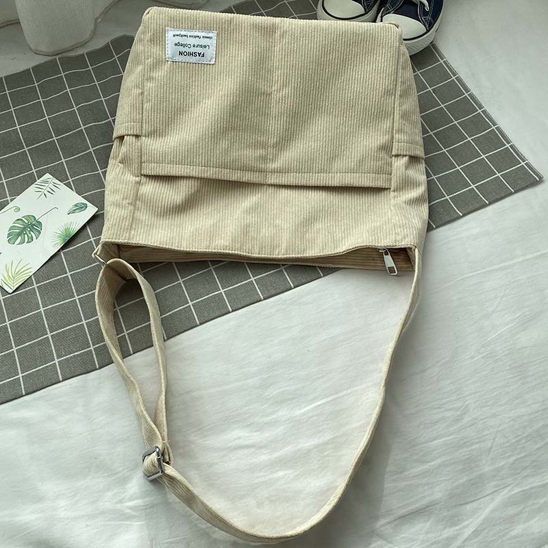 Sac femme en velours côtelé vert, multi-compartiments, parfait pour un style décontracté et organisé.