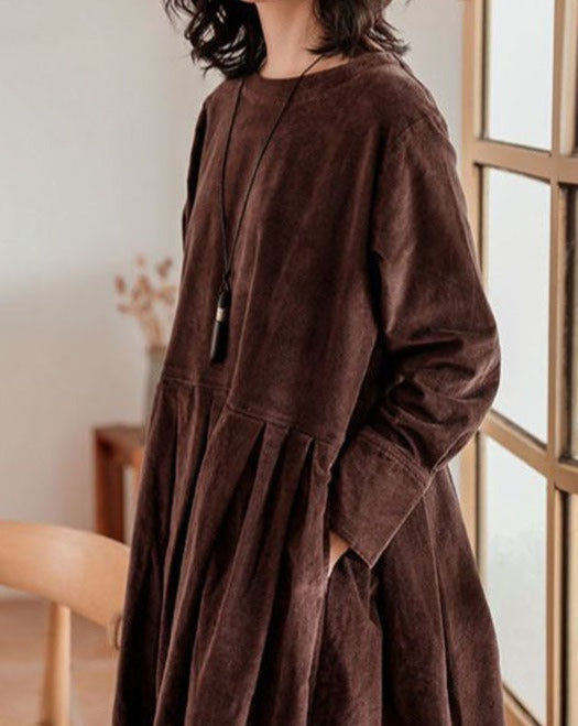 Femme portant une robe de soirée élégante et sophistiquée. Tenue chic, confortable, idéale pour événement.