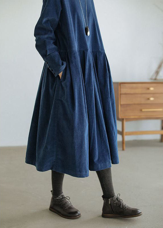 Silhouette féminine d'une robe tendance, élégante et fluide. Confort durable pour femmes modernes.