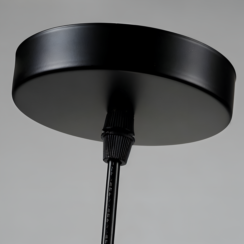 Éclairage suspendu nordique enfantin, design créatif pour stimuler l'imagination des petits explorateurs.