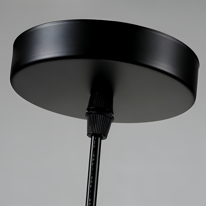 Éclairage suspendu nordique enfantin, design créatif pour stimuler l'imagination des petits explorateurs.