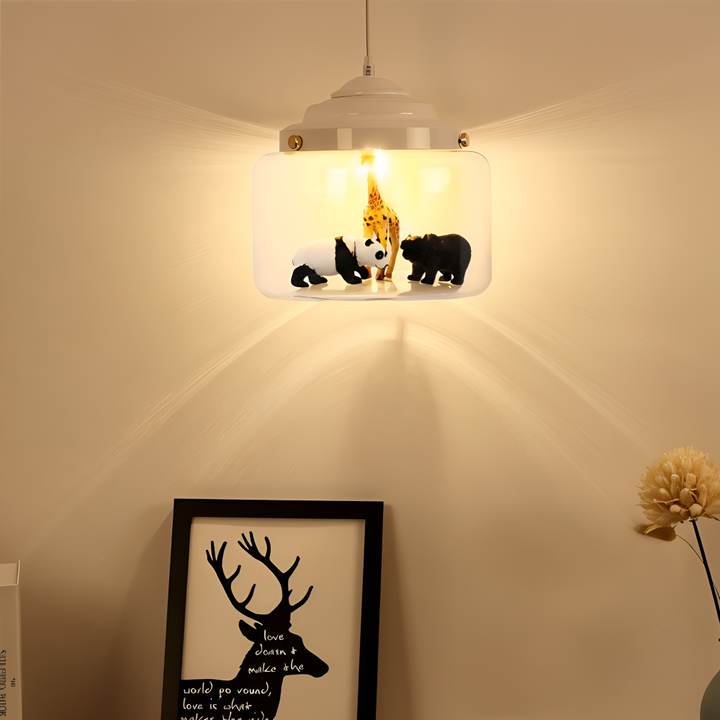 Luminaire suspendu enfantin, design scandinave pur, crée une ambiance conviviale et sécurisante.