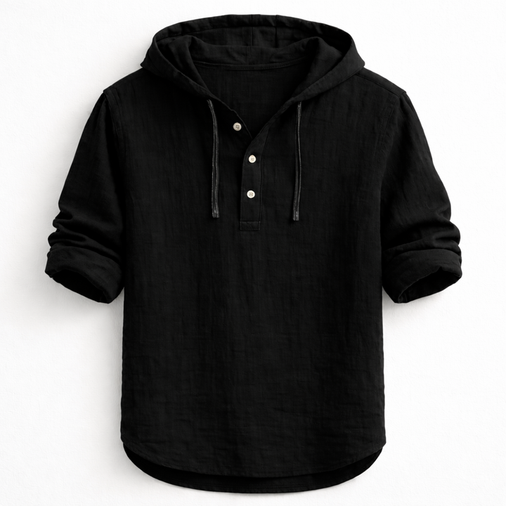 Chemise homme à capuche, présentée en boutique, style moderne et décontracté, confort assuré.