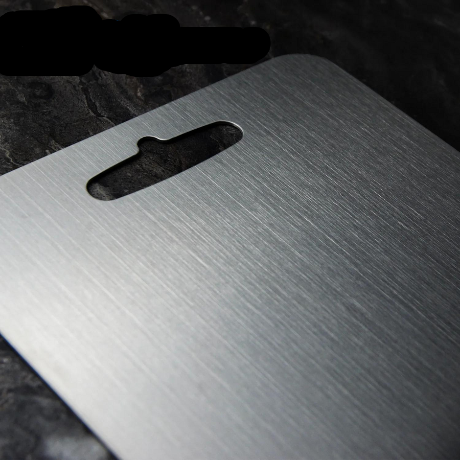 Planche à découper rectangulaire en acier inoxydable pour cuisine, avec fente de suspension. Hygiénique et durable pour préparation.