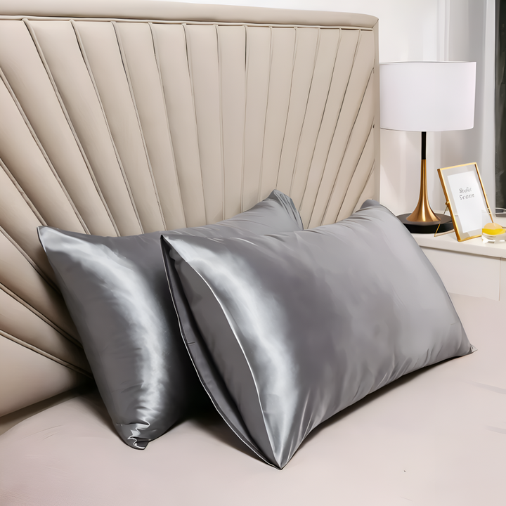 Taie d'oreiller unie en polyester doux, idéale pour un sommeil réparateur et confortable.