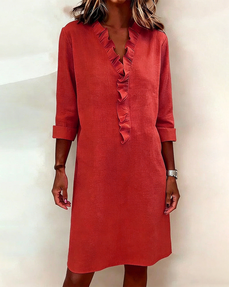 Tenue quotidienne élégante: robe femme confortable, col V, volants subtils.