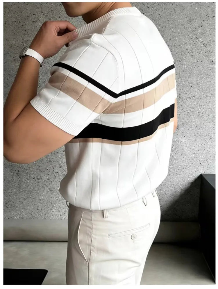 T-shirt homme tricoté coupe slim rayé, offrant confort et style moderne pour l'été.