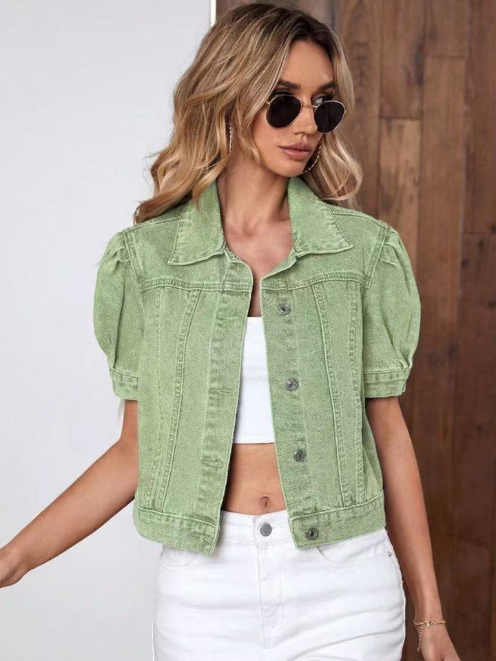 Veste en jean femme denim. Manches bouffantes style rétro pour un look décontracté et féminin en mi-saison.