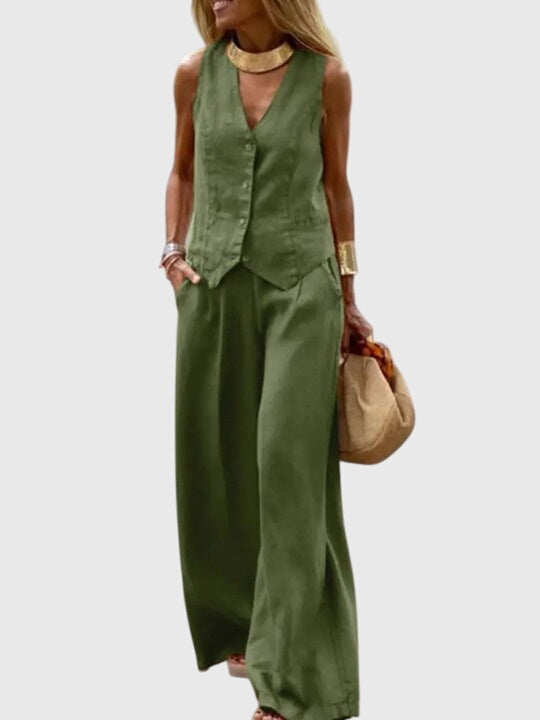 Tenue femme décontractée chic kaki, gilet sans manches et pantalon fluide. Parfait pour le bureau ou une sortie.