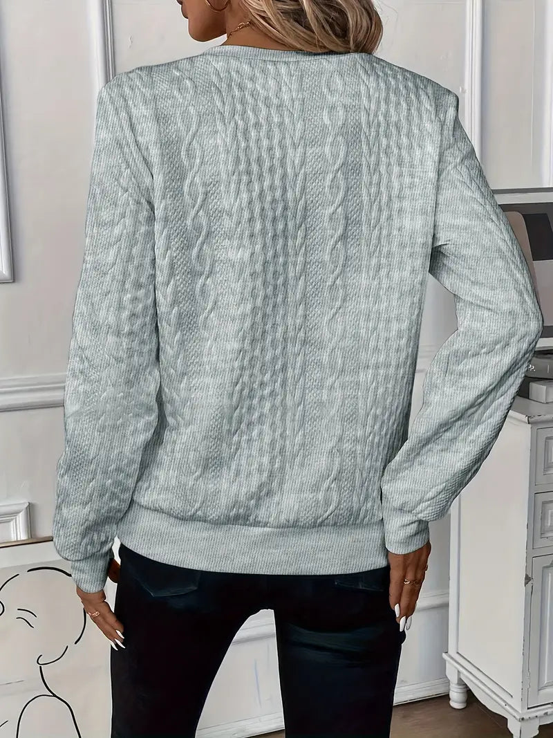 Pull femme élégant à coupe classique, doux et confortable, parfait pour un look polyvalent.